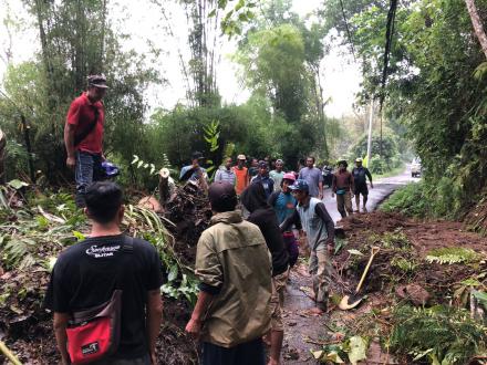 GOTONG ROYONG PEMBERSIHAN JALAN